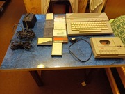 260. Sprawny Atari 65 XE, magn. Atari XC 12, zasilacz, przewód TV, 10 kaset