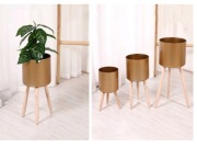 Żelazna  doniczka. - złoty okrągły stojak. 