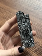 Case oslonka futerał na zapalniczke metalowy rzezbiony smok chinski bic j26