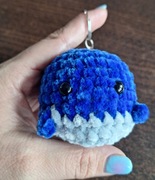 Pluszowy breloczek delfin, zawieszka szydełkowa