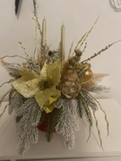 Świąteczny stroik z świecami – elegancja i blask złota