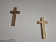 Krzyżyk krzyż na ścianę drewno orzech