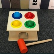 Zabawka edukacyjna.Drewniany wbijak Montessori