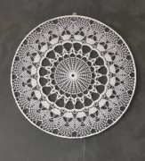 Szydełkowa rozeta na obręczy 