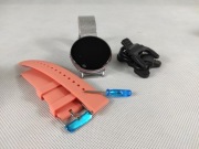 Smartwatch dla kobiety z dwoma paskami. 