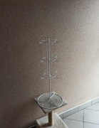 Stojak na biżuterię breloczki bransoletki obrotowy na ladę biały