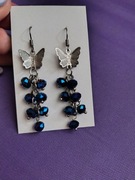 Długie wiszące kolczyki motylki z granatowymi gronkami kod161