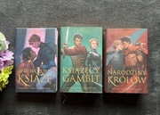 C.S. Pacat - Zniewolony książę, Książęcy gambit, Narodziny królów