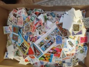 znaczki cały świat, 550 gram netto, około 10 tys sztuk