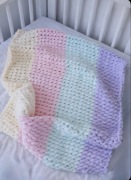 Kocyk dziecięcy ręcznie robiony – miękki różowy koc dla niemowlaka