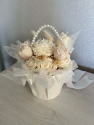 box z pachnącymi świecami sojowymi w kształcie kwiatów