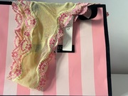 majtki Victoria's Secret, z serii Sexy Little Things. 