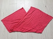 Czerwony szal narzutka na ramiona – lekki i stylowy