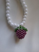 Naszyjnik handmade pleciona malinka szklane białe kulki na wiosnę lato