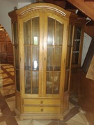 Witryna z dwoma szufladami.