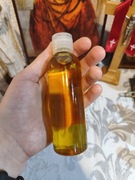 Egzorcyzmowana oliwa z oliwek w plastikowej butelce