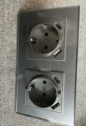 Podwójne gniazda wtykowe z USB w kolorze szarym
