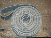 Stary skórzany pas transmisyjny.