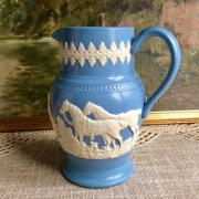 Jasperware angielski dzbanek z porcelany biskwitowej kolekcjonerski 