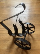 Metal Kuty wózek ozdoba stojak na wino PRL 