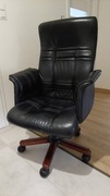 Skórzany masywny obrotowy fotel prezesa z drewnianym korpusem