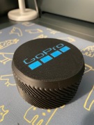 Pudełko do przechowywania GoPro z bateriami i kartami pamięci.