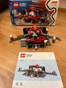 LEGO City 60443 F1 Pit stop i mechanicy z bolidem Ferrari