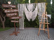 Makrama na stelażu, drogowskaz, sztaluga