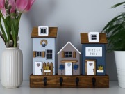 Wieszak na klucze drewniany domki prezent personalizowany Niebieski zakątek