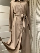 Wygodna długa sukienka zapinana na guziczki z paskiem 