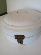 Stary emaliowany chlebak biały 