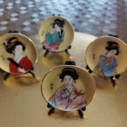 komplet  4 mini-talerzyków z wizerunkami Japonek ,prod.Japonia,l.90/XXw.