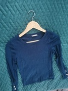 Niebieski sweterek z perłami – subtelna elegancja na co dzień! 