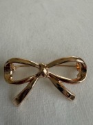 Elegancka broszka kokardka