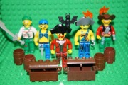 LEGO Juniors oryginalny zestaw 5 minifigurek,piraci,beczki,skrzynie.