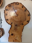 Zegar z plastra drewna z korą.