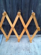 Rozkładany harmonijkowy nożycowy wieszak drewno