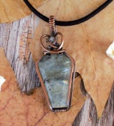 Wisior trumna labradoryt miedź antyczna jesień halloween