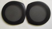 Dwie osłony głośników o średnicy 15,5 cm.