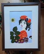 Sympatyczna dziewczyna o zielonych włosach utkana z suszonych kwiatów