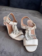 Białe sandałki na koturnie z ozdobnymi frędzlami - NEXT rozm. 38