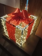 Stroik świąteczny Prezent świąteczny LED CZERWONA KOKARDA 