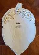 Talerz, patera, biała ceramika liść ze złotymi ozdobami