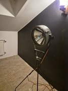 Lampa podłogowa na trójnogu ze starego szperacza