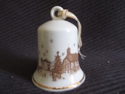 PORCELANOWY DZWONEK  KOLEKCJONERSKI Z MOTYWAMI ŚWIĄTECZNYMI 