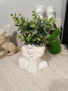 Popiersie kobieta myśliciel z kwiatami kwiatkami nowy