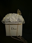 Ręcznie wykonany box z róż ze wstążki – dekoracja / prezent