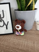 Brelok zawieszka szydełkowa miś w kolorowych porteczkach 