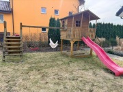 Drewniany plac zabaw dla dzieci – brązowo-czerwony zestaw