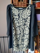 Sukienka/tunika czarno-beżowa z motywem florystycznym